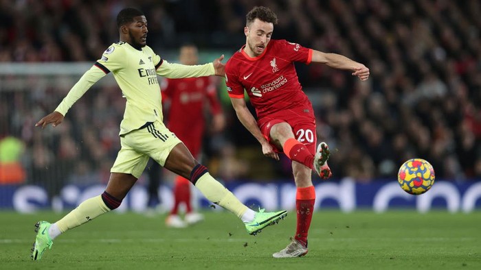 LIVERPOOL, ENGLAND - NOVEMBER 20: Diogo Jota of Liverpool passes the ball during the Premier League match between Liverpool and Arsenal at Anfield on November 20, 2021 in Liverpool, England.  (Photo by Clive Brunskill/Getty Images)