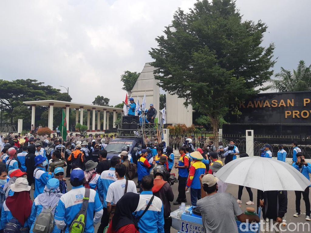 Massa Buruh Geruduk Kantor Gubernur Banten