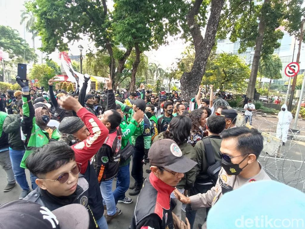 Aspirasi Diterima Kemenhub, Demo Driver Ojol di Patung Kuda Selesai Aspirasi Diterima Kemenhub, Demo Driver Ojol di Patung Kuda Selesai