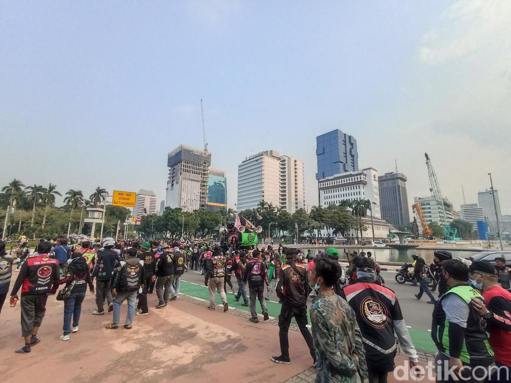 Massa Demo Driver Ojol Bubar, Jalan Medan Merdeka Barat Kembali Dibuka
