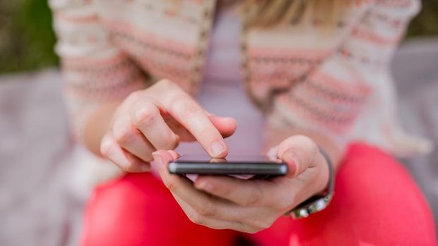 close up woman's hand hold mobile phone device:focus on girl work play read call text type on smartphone concept, teen people innovation technology telecommunication. teenager reply response chatting