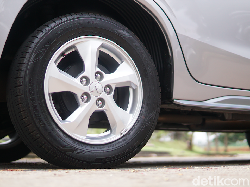 Sudah Tahu Belum? Begini Cara Parkir Mobil di Jalan Miring Biar Nggak Gelinding