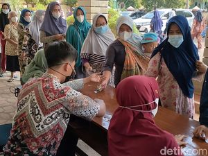 Operasi Pasar, Ribuan Liter Minyak Goreng Ludes Sejam