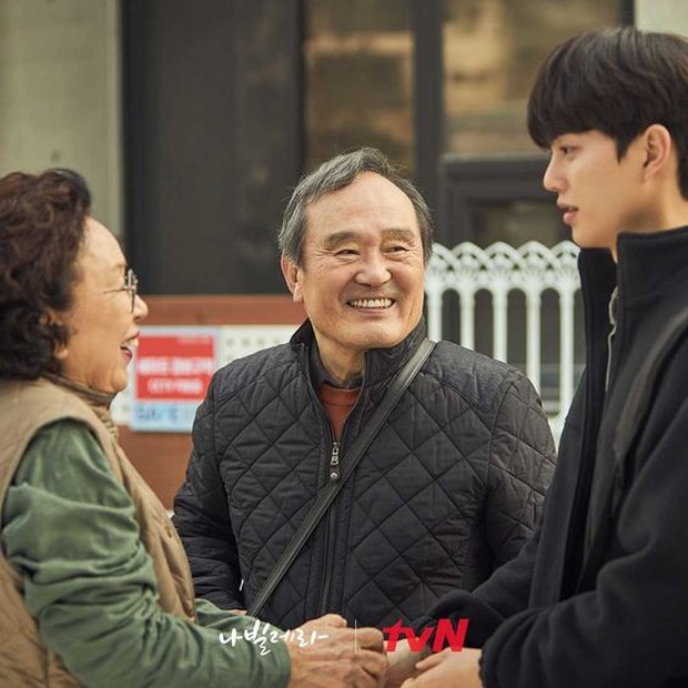 Park In Hwan bersama Na Moon He dan Song Kang/Navillera still cut Park In Hwan