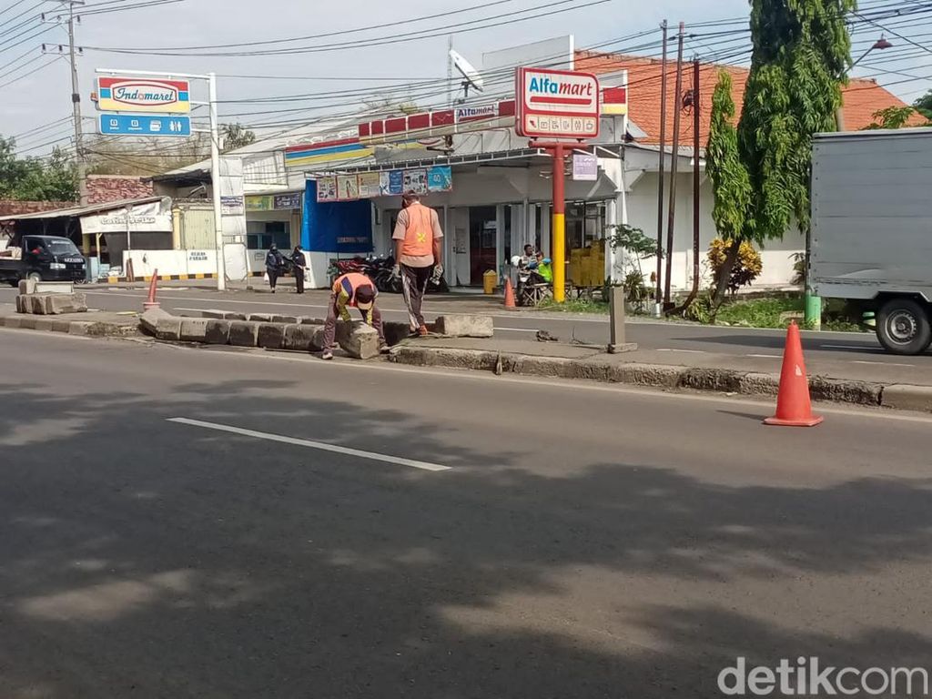 Patahan Median Tengah Jalan di Lamongan yang Sering Bikin Kecelakaan Ditutup