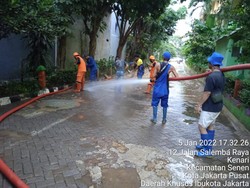 detikcom Do Your Magic: Pemkot Jakpus Bersihkan Sisa Galian Sumur Resapan di Senen
