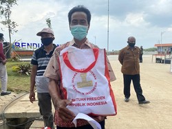 Usai Resmikan Bendungan Jokowi Bagi-bagi Sembako, Ini Isinya