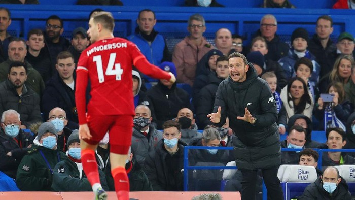 LONDON, ENGLAND - JANUARY 02: Pepijn Lijnders, Assistant Coach of Liverpool gives instructions during the Premier League match between Chelsea and Liverpool at Stamford Bridge on January 02, 2022 in London, England. (Photo by Catherine Ivill/Getty Images)