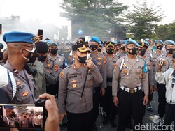 Demo Buruh Depan Kantor Gubernur Banten Dibubarkan Polisi