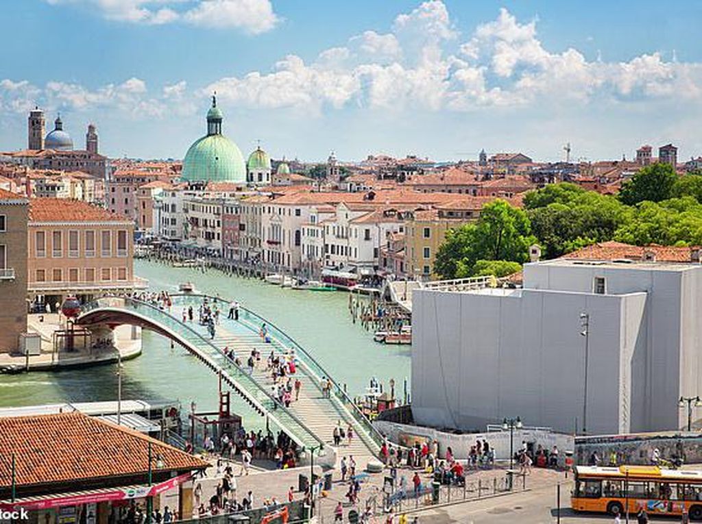 Bikin Turis Kepleset, Jembatan Kaca Venesia Bakal Diganti Batu