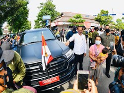 Awali Kunker di Jateng, Jokowi Bagikan BLT ke PKL Pasar Gemolong Sragen