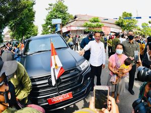 Awali Kunker di Jateng, Jokowi Bagikan BLT ke PKL Pasar Gemolong Sragen Awali Kunker di Jateng, Jokowi Bagikan BLT ke PKL Pasar Gemolong Sragen