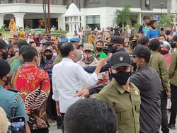 Suasana Serbuan Warga di Pasar Johar saat Ada Sembako dari Jokowi