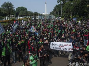 Ribuan Driver Ojol Curhat di Patung Kuda
