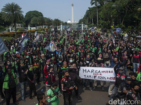 Ribuan Driver Ojol Curhat di Patung Kuda