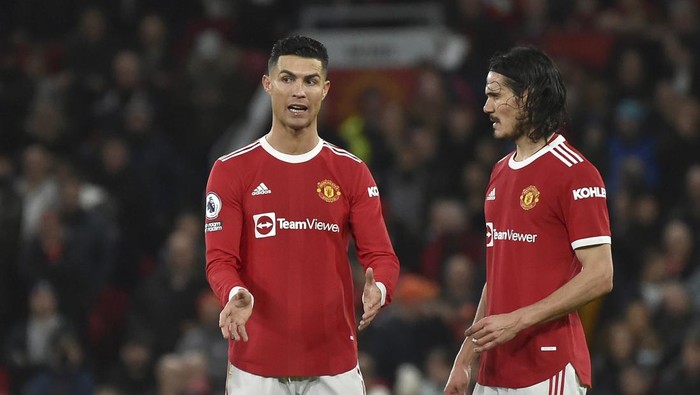 Manchester Uniteds Edinson Cavani, right, and Manchester Uniteds Cristiano Ronaldo during the English Premier League soccer match between Manchester United and Burnley at Old Trafford in Manchester, England, Thursday, Dec. 30, 2021. (AP Photo/Rui Vieira)