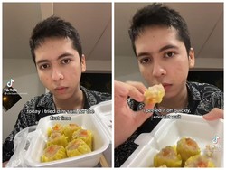 Aneh! Pria Ini Makan Dimsum dengan Mengupas Kulitnya