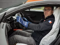 Mengendarai Bugatti Tanpa Memiliki, Bukan Bayar Malah Digaji