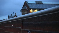 Pada tahun 1990-an ada serangkaian kerusuhan di Strangeways. Tak kurang dari 147 pekerja di penjara dan 47 tahanan terluka akibat kerusuhan itu. Ada dua orang yang tewas. (Foto: Getty Images/Christopher Furlong)