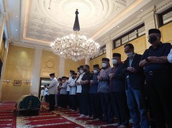 Jenazah Ibunda CT Diberangkatkan ke Tempat Peristirahatan Terakhir