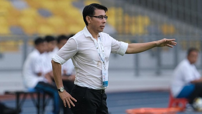 KUALA LUMPUR, MALAYSIA - MARCH 23: Malaysias head coach Tan Cheng Hoe issues instruction from the technical area during the Airmarine Cup final match between Malaysia and Afghanistan at Bukit Jalil National Stadium on March 23, 2019 in Kuala Lumpur, Malaysia. (Photo by How Foo Yeen/Getty Images)