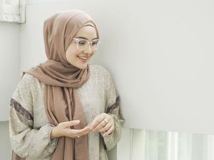 Ini Tren Hijab 2022 Menurut Desainer Ria Miranda Ini Tren Hijab 2022 Menurut Desainer Ria Miranda