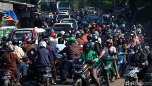 Truk Mogok Dekat Pertigaan Sasak Tangsel, Lalin Macet!