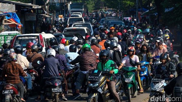Truk Mogok Dekat Pertigaan Sasak Tangsel, Lalin Macet!