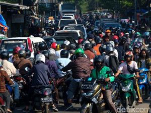 Truk Mogok Dekat Pertigaan Sasak Tangsel, Lalin Macet!
