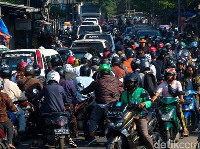 Truk Mogok Dekat Pertigaan Sasak Tangsel, Lalin Macet!