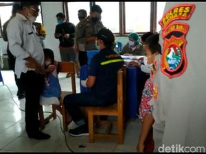 Siswa SD di Mamasa Mulai Divaksin Corona, Ortu Semangati Anak agar Tak Takut