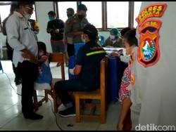 Siswa SD di Mamasa Mulai Divaksin Corona, Ortu Semangati Anak agar Tak Takut