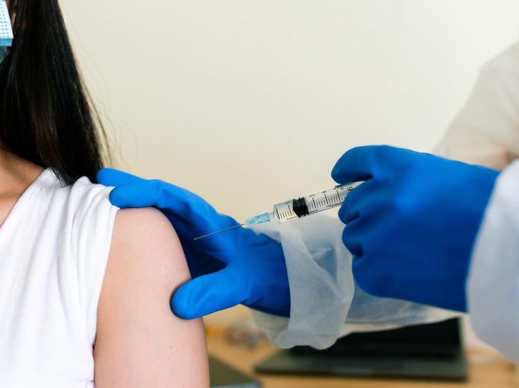 Pengusaha Yakin Vaksin Booster Bisa Pulihkan Ekonomi