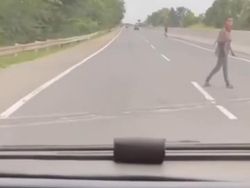 Viral Pemuda Hadang-Lempari Mobil Pakai Batu di Tol Medan, Begini Faktanya