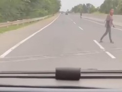 Viral Pemuda Hadang-Lempari Mobil Pakai Batu di Tol Medan, Begini Faktanya