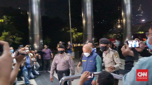 Wali Kota Bekasi Rahmat Effendi alias Bang Pepen tiba di Gedung Merah Putih KPK pada Rabu (5/1) malam usai terjaring OTT. Pantauan CNNIndonesia.com di lokasi, Pepen yang didampingi petugas KPK dan kepolisian tiba sekitar pukul 22.51 WIB.