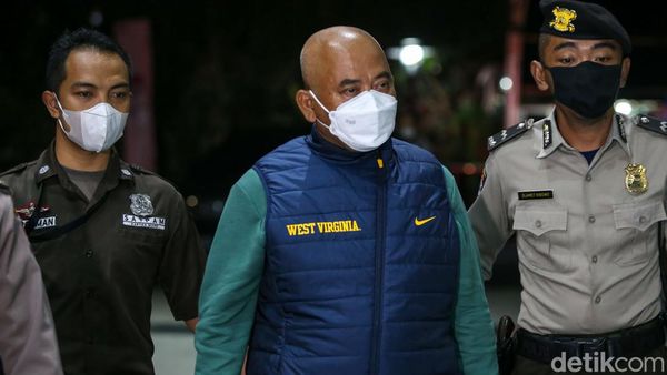 Momen Walkot Bekasi Rahmat Effendi Tiba di KPK