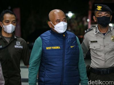 Momen Walkot Bekasi Rahmat Effendi Tiba di KPK