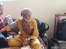 Usai Viral Tiduran di Tengah Jalan, Jaenab Kini Ditemukan Nyaris Pingsan