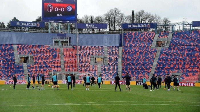 BOLOGNA, ITALY - JANUARY 06: Players of Internazionale warm up before the beginning of the Serie A match between Bologna FC and FC Internazionale at the Stadio DallAra on January 06, 2022 in Bologna, Italy. The match will not take place after eight players of Bologna FC tested positive for Covid. (Photo by Mario Carlini / Iguana Press/Getty Images)