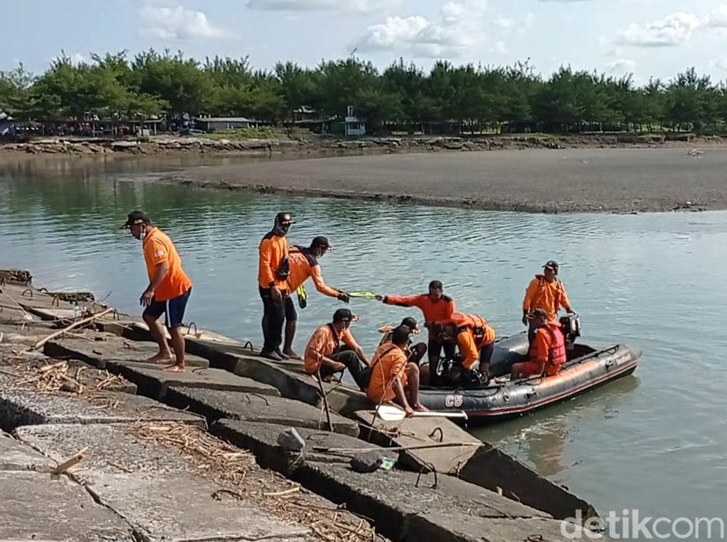 Pencarian Wisatawan yang Hanyut di Pantai Glagah Kulon Progo