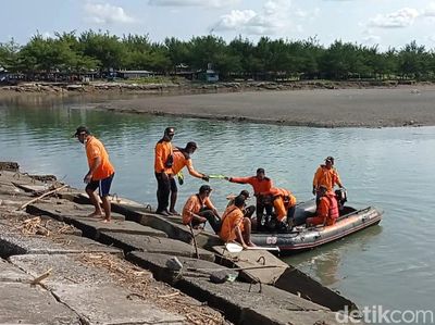 Pencarian Wisatawan yang Hanyut di Pantai Glagah Kulon Progo