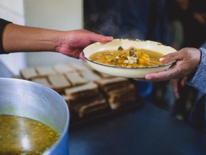 Keutamaan Memberi Makanan Buka Puasa, Dapat Jaminan Surga dan Didoakan Malaikat Keutamaan Memberi Makanan Buka Puasa, Dapat Jaminan Surga dan Didoakan Malaikat