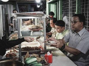 Makan Siang di Warteg Peong, Anies Baswedan Bikin Warteg Makin Ramai Pembeli