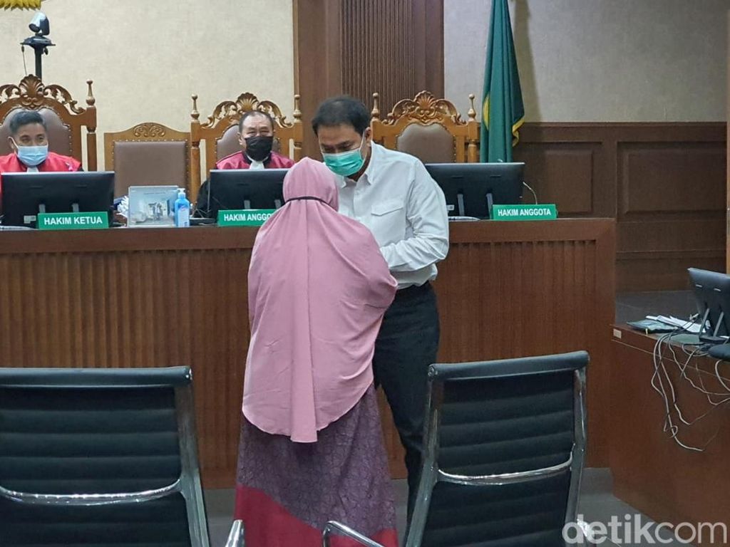 Momen Azis Syamsuddin dan Saksinya Nangis di Persidangan