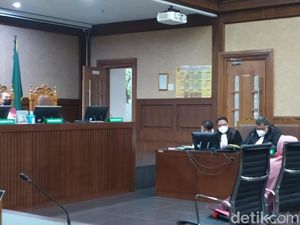 Saksi Meringankan Menangis di Sidang, Azis Syamsuddin Ikutan Mewek