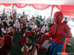 Anak-anak Diajak Bermain Agar Tak Takut saat Disuntik Vaksin