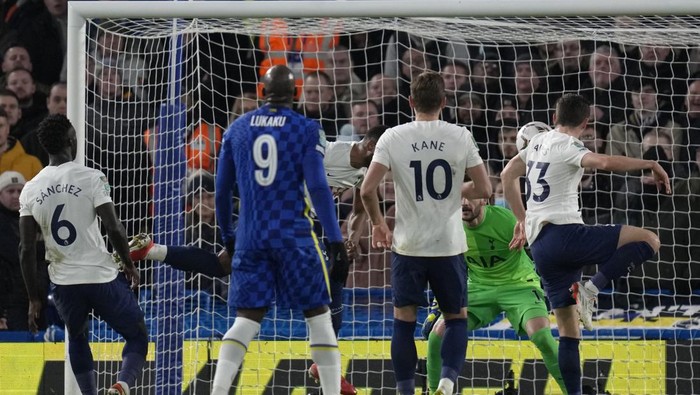 Tottenhams Ben Davies, right, scores an own goal past his goalkeeper during the English League Cup semifinal first leg soccer match between Chelsea and Tottenham Hotspur at Stamford Bridge stadium in London, Wednesday, Jan. 5, 2022. (AP Photo/Kirsty Wigglesworth)