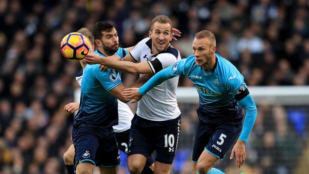Tottenham Hotspur's Harry Kane, centre, struggles between Swansea City players Mike van der Hoorn, right, and Jordi Amat, left, during their English Premier League soccer match at White Hart Lane in London, Saturday Dec. 3, 2016. (Adam Davy / PA via AP)