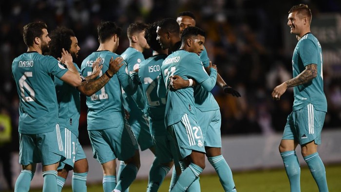 Real Madrids Toni Kroos, right joints in as Isco, 5th left, celebrates with team mates after scoring his sides third goal during a Copa del Rey, round of 16, soccer match between Alcoyano and Real Madrid at El Collao stadium in Alcoy, Spain, Wednesday, Jan. 5, 2022. (AP Photo/Jose Breton)